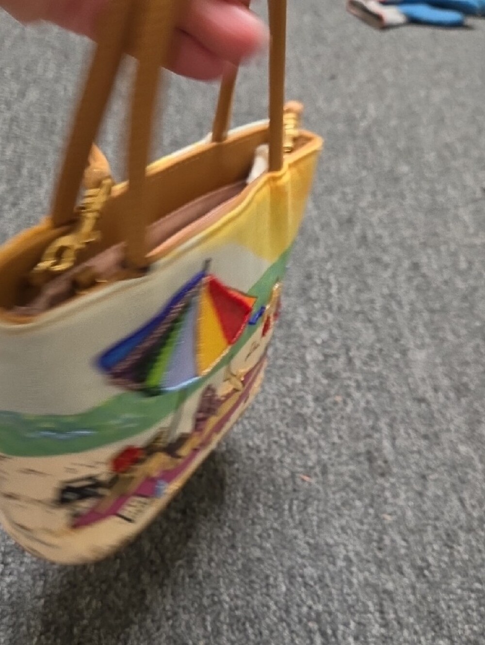 Women’s Colorful Beach Scene Tote Bag - Yellow - Picture 3 of 8